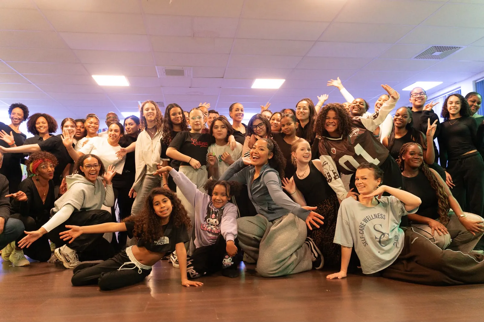 De groep van Equality Dance Studio in de studio