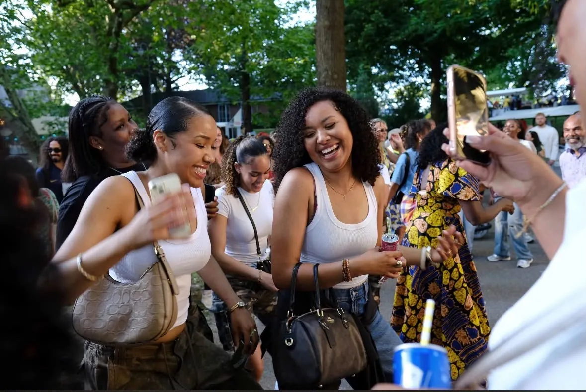 Equality Dance Studio tijdens een optreden buiten